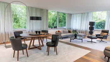 Essgruppe „Polo Dining“ von Bielefelder Werkstätten mit rundem Massivholztisch und vier eleganten, gepolsterten Stühlen in dunklem Leder. Das Design vereint handwerkliche Qualität mit moderner Wohnlichkeit. Erhältlich bei himmlisch wohnen.